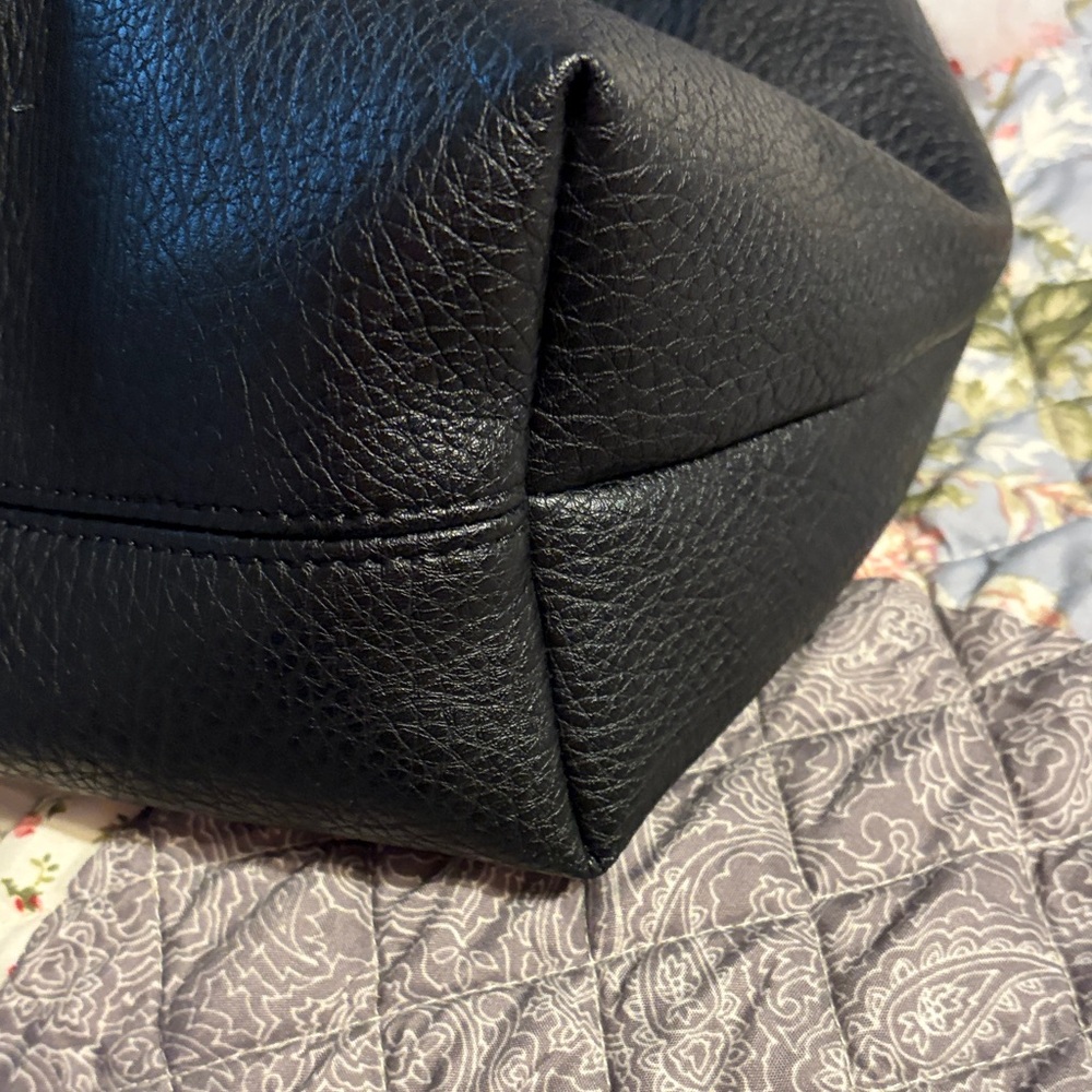 Large Black Shoulder Hobo Bag. Snap close. Polyurethane. EUC. - Picture 5 of 11